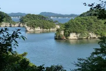 260 islands fill the bay