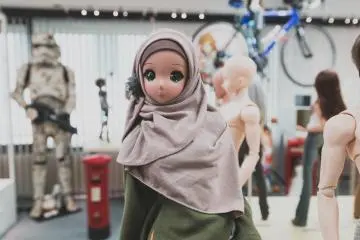 Una muñeca mostrando un hijab.