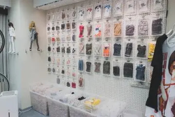 Vestidos y accesorios disponibles en la tienda