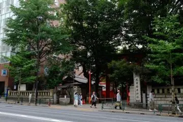 To the outside viewer, Hanazono Shrine is covered in greenery 