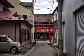 The red torii gate along Route 222 leading to Kaburahachiman Shrine