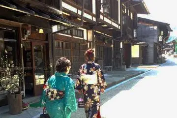Narai, ancien relai de poste situé sur la route Nakasendo, située à Kiso, près de Matsumoto, s'accorde également bien avec les kimono