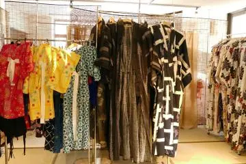 Voici des kimonos pour hommes et pour enfants ainsi que des yukata (kimono léger et frais pour l'été)