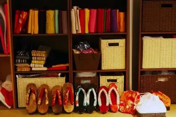 Ensuite vous pouvez choisir un obi (ceinture), des zori (sandales) et un sac