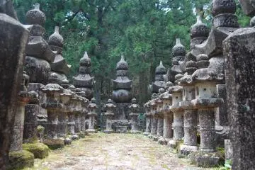 <p>หลุมฝังศพขนาดใหญ่ภายใน โอะคุโนะอิน สุสานที่ใหญ่ที่สุดในประเทศญี่ปุ่น</p>