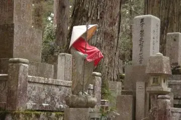 <p>ภาพภายในสุสานโอะคุโนะอิน</p>