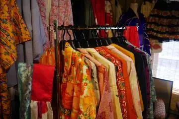 Différents couleurs et motifs de kimonos et haori d'occasion