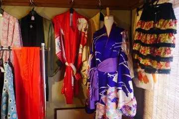 Quelques kimonos avec des motifs artistiques sont exposés