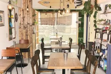 Rainbow Raw Food Cafe's interior