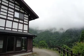 Tanekura Inn under clouds