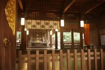 A closer look inside the honden