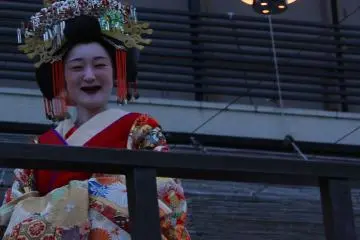 Geisha sonriendo con los dientes pintados de negro.
