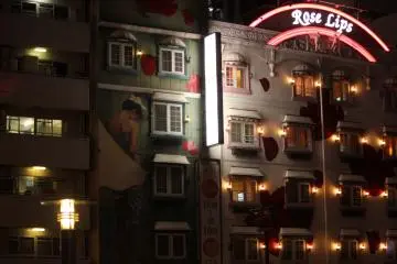 No es común encontrar graffiti en Japón, pero estos edificios están bellamente decorados con arte.