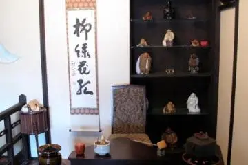 &ldquo;Tea experience&rdquo; using a special table-and-chair setting