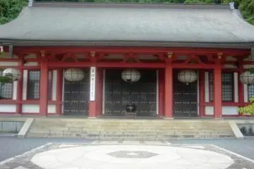 In front of the main temple hall is a large square which is said to be a power spot.