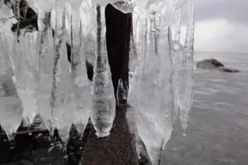 <p>Des larmes de glace se sont form&eacute;es sous la jet&eacute;e</p>
