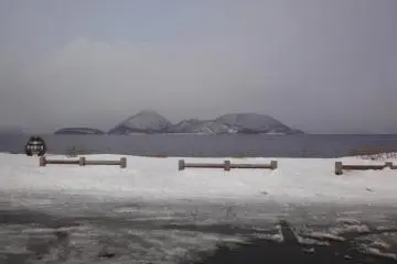 <p>Une &icirc;le quasi circulaire (Nakajima) au centre du lac Tōya</p>