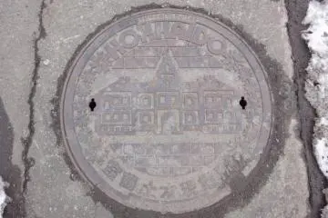 <p>Une plaque d'&eacute;gout d&eacute;cor&eacute;e&nbsp;</p>