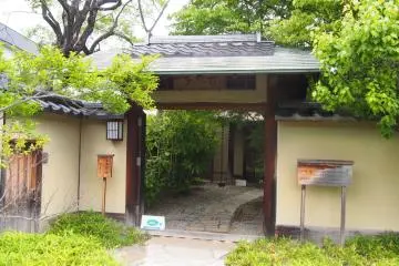 Entrance of Ikegami Hyakuchikutei