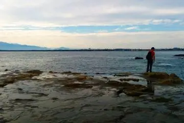 Be careful when walking on the slippery tide pools.