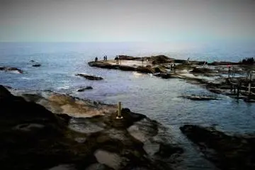 Go up to the Enoshima cave and pass by this incredible view.