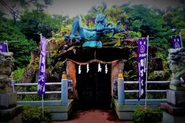 There is an interesting legend behind the Dragon God and the statue of it can be found inside the cave. Pay homage to the Dragon God by beating the drum and making a wish.