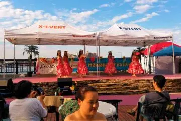 Grab some drinks after a long walk and party with the Hawaiian performers at the Enoshima Island Spa. This is just right at the entrance/ exit of the Bronze Torii Gate.