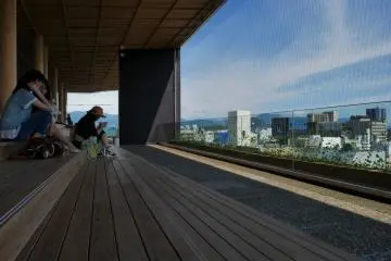 A tall mirror at the back of the deck makes the illusion of a wider space