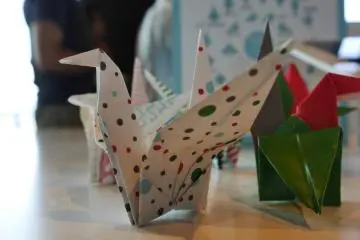 Detailed instructions in various languages demonstrate how to make these ranes