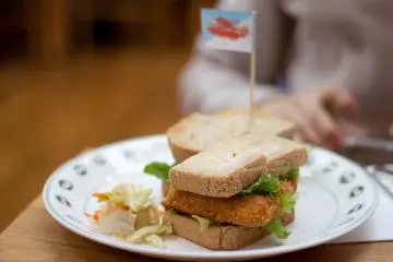 Sandwich ayam pesanan teman saya