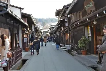 With lines of handicraft and souvenir shops, this place is perfect for some leisurely strolls