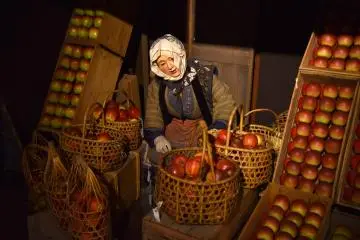 Selling Aomori's famous red apples