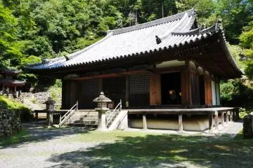 Rarely frequented by foreigners, this temple is much less crowded compared to the majority in Kyoto