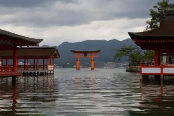 <p>Torri (gerbang) yang sangat besar mengapung di air pasang</p>