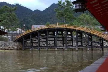 <p>Jembatan kayu&nbsp; tua indah yang saya lihat selama kunjungan saya pada tahun 2012. Ketika saya mengunjunginya lagi pada tahun 2013, jembatan itu sedang direstorasi dan sekarang mungkin sudah benar-benar diganti. Jika Anda mengunjungi tempat ini nanti, tolong beritahu aku bagaimana penampakan jembatan itu sekarang!</p>