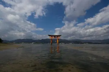 <p>Saat air surut normalnya kita bisa berjalan di sekitar dan melewati torii. Pastikan kamu tidak lupa waktu di luar sana, jika tidak, itu akan jadi sebuah pengalaman yang cukup basah!</p>