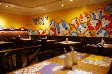 Tempat makan yang lebar di lantai satu