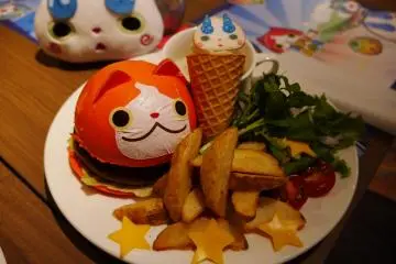 Hampir tak tega rasanya memakan hamburger ini karena terlalu imut 