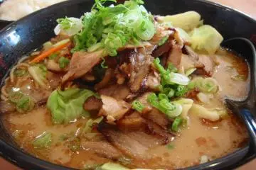 Ramen premium daging babi dengan kaldu tonkotsu (tulang babi) dan mie buatan tangan, ditaburi dengan daging babi bagian perut yang tipis dan lembut, kubis, daun bawang, dan irisan wortel