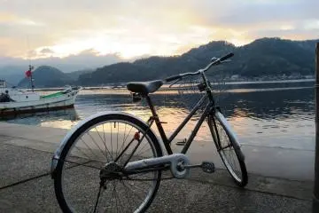 Matahari terbenam di Teluk Ine
