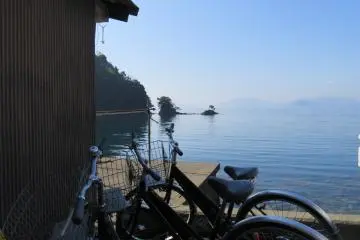Parkir sepeda Anda dan naiki perahu