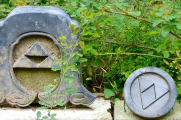 The design of these triangles is a symbol of the Hojo Clan. Hojo controlled the Kamakura Shogunate after Yoritomo died