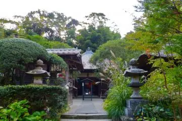 The temple teaches that if those who have passed away regret their sins, Daibutsu will save them later
