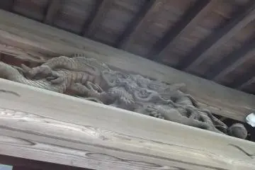 A dragon under the eaves