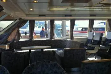 Area lounge yang nyaman di depan kapal