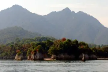 Garis pantai Miyajima yang memikat dari kapal feri