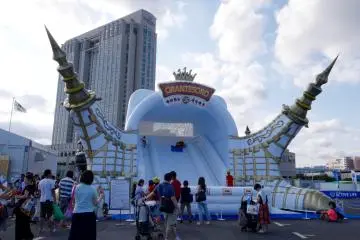 Le attractions pour enfants et adultes sont situés tout autour de l'espace