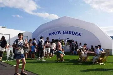 L'une des principales attractions du festival, est de s'amuser dans la neige en plein milieu de la chaleur tokyoïte