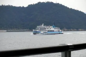 Melewati kapal feri yang lain