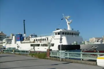 Prêt pour l'embarquement au terminal des ferries de Naha 